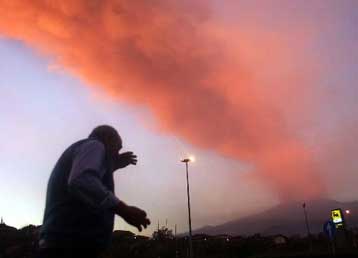 Νέες σεισμικές δονήσεις στη Σικελία καθώς συνεχίζεται η ροή της λάβας από την Αίτνα