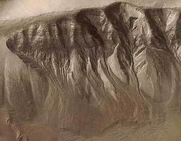Νερό έχει προκαλέσει τα πρόσφατα σημάδια διάβρωσης στον Αρη, πιστεύουν οι επιστήμονες