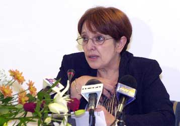 Για υποχώρηση στο θέμα του ευρωστρατού κατηγορεί την κυβέρνηση η Αλ.Παπαρήγα