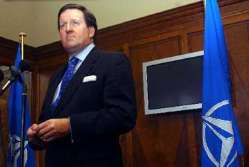 Αισιοδοξία Ρόμπερτσον για θετική κατάληξη των διαπραγματεύσεων ΝΑΤΟ-ΕΕ για ευρωστρατό