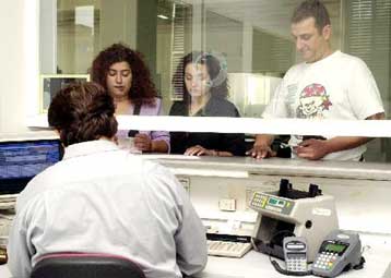 Αύξηση 10% στα εισοδήματα και 20% στο φόρο των Ελλήνων το 2001