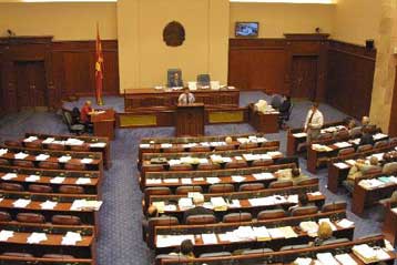 Χειροβομβίδα έξω από το κτίριο του Κοινοβουλίου της ΠΓΔΜ εκσφενδόνισαν άγνωστοι