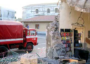 Έξι νεκροί και δεκάδες άτομα παγιδευμένα στα ερείπια σχολείου στην Ιταλία