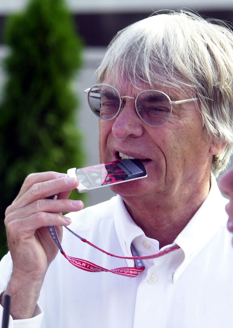 O Bernie Ecclestone… απολογείται!