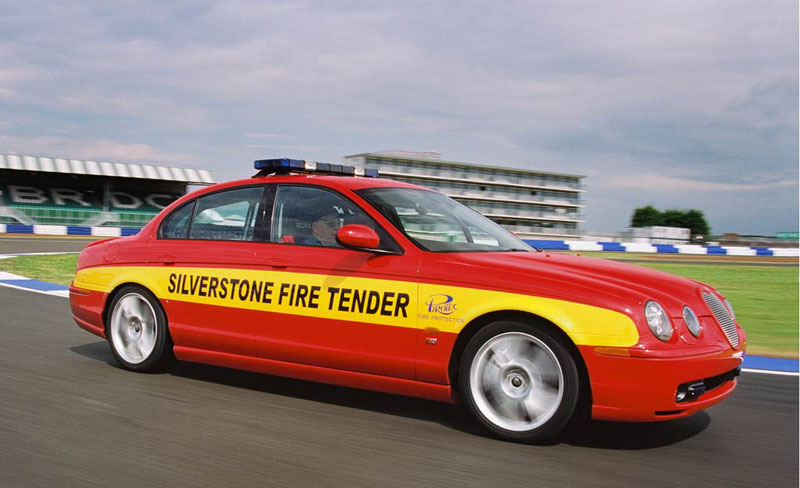 Jaguar S-Type R: Tο ταχύτερο πυροσβεστικό όχημα στον κόσμο γυρίζει στο Silverstone