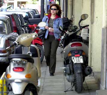 Εκστρατεία εκκαθάρισης των πεζοδρομίων από οχήματα και εμπόδια ξεκινά η Τροχαία