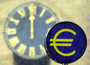 Πάνω από την απόλυτη ισοτιμία με το δολάριο «σκαρφαλώνει» το ευρώ