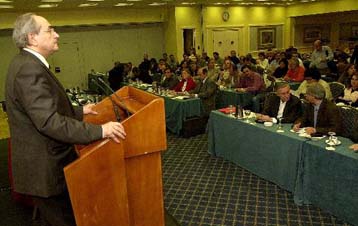 Επίθεση στην κυβερνητική πολιτική από τον Νίκο Κωνσταντόπουλο στην ΚΠΕ του ΣΥΝ
