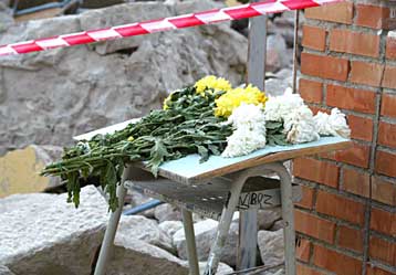 Σε κλίμα οδύνης οι Ιταλοί αποχαιρέτησαν τους 26 μαθητές του σχολείου που κατέρρευσε