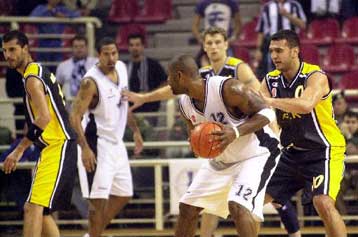 Νίκη δια πυρός και σιδήρου για τον ΠΑΟ στο Ηράκλειο, πέρασε από την Πυλαία η ΑΕΚ