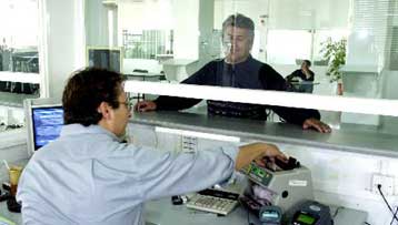 Σφίγγει ο κλοιός της εφορίας για 400.000 μικρομεσαίες επιχειρήσεις