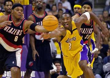 Δύσκολη νίκη των Λος Αντζελες Λέικερς επί των Πόρτλαντ Τρέιλ Μπλέιζερς με 98 – 95