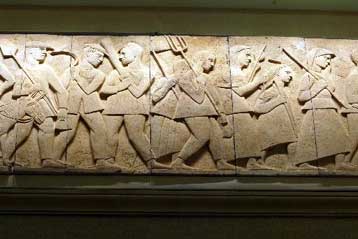 Με κάθε επισημότητα τα εγκαίνια της «Μάχης της Πίνδου» στο περιστύλιο της Βουλής