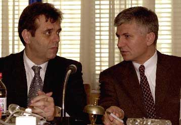 Κοστούνιτσα και Τζίντζιτς ανοίγουν το δρόμο των νέων προεδρικών εκλογών στη Σερβία