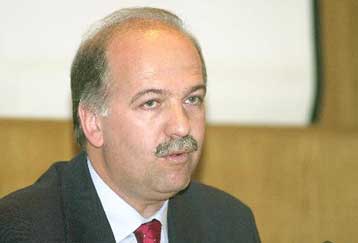 Σφικτή η εισοδηματική πολιτική για το 2003, δηλώνει ο Γιώργος Φλωρίδης