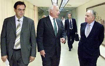 Συνάντηση του Νίκου Χριστοδουλάκη με τους τραπεζίτες για τα εταιρικά ομόλογα