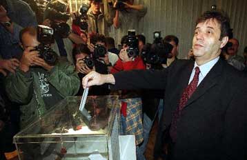 Στις 8 Δεκεμβρίου η εκλογική μάχη για την κατάκτηση της προεδρίας της Σερβίας