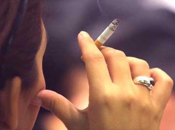Ποσό ανάλογο με τις συντάξεις του Δημοσίου δαπανούν οι Έλληνες για τσιγάρα