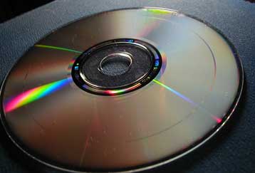 «Ματαιοπονείτε με τα CD» υποδεικνύει στις δισκογραφικές εταιρείες Αμερικανός ειδικός