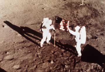 Βιβλίο της NASA επιχειρεί να «πείσει» ότι οι Αμερικανοί πάτησαν στη Σελήνη