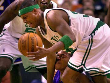 Μία ακόμα ήττα για τους Λος Αντζελες Λέικερς από τους Σέλτικς με 98-95 στην παράταση