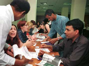 Ξεκινά σε λίγες ημέρες η διανομή ειδικής κάρτας παραμονής για τους μετανάστες