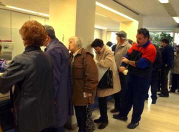 Ένας στους τέσσερις καταναλωτές αδυνατεί να αποπληρώσει τα δάνεια στις τράπεζες