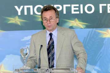 Η σωτηρία των αγροτών ευθύνη όλων μας, επισημαίνει ο υπουργός Γεωργίας