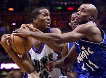 Νίκη στα όρια 100-99 πήραν οι «Μάγοι» επί των «Λιμνανθρώπων» – Πρώτη εμφάνιση Ρεντζιά