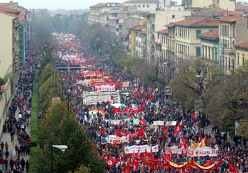 Εκατοντάδες χιλιάδες άτομα διαδήλωσαν στη Φλωρεντία κατά του πολέμου στο Ιράκ