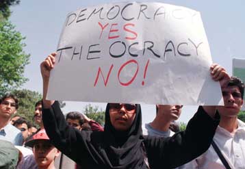 Εκατοντάδες Ιρανοί διαδήλωσαν υπέρ του «βλάσφημου» δημοσιογράφου και ακαδημαϊκού