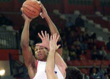 Ανετες νίκες για Ολυμπιακό και Αρη στην τρίτη αγωνιστική