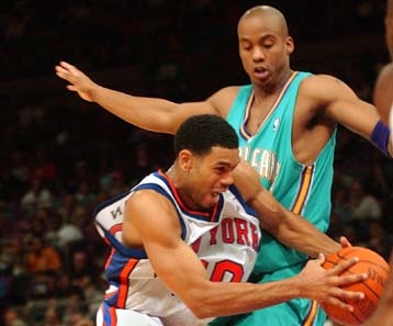 Μεγάλη εκτός έδρας νίκη επί των Νικς με 97-91 πέτυχαν στην παράταση οι Χόρνετς