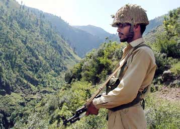 Νέα βομβιστική επίθεση στο Κασμίρ προκαλεί το θάνατο 13 αστυνομικών