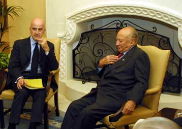 Συγκρατημένα τα κόμματα της Κύπρου έως ότου ενημερωθούν για το σχέδιο Ανάν