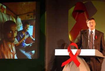 Εκατό εκατομμύρια δολάρια στη μάχη κατά του AIDS από το φιλανθρωπικό ίδρυμα Γκέιτς