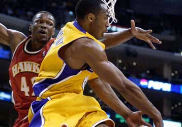 Νέα εντός έδρας ήττα για τους Λος Αντζελες Λέικερς από τους Ατλάντα Χόκς με 95-83