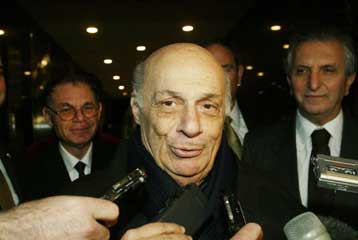 «Νέα σελίδα» για την Κύπρο χαρακτηρίζει το σχέδιο Ανάν ο Ντενκτάς