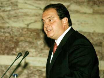 Κόντρα Καραμανλή-Δρυ στη Βουλή για το αγροτικό