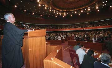 Εν μέσω αντιδράσεων συνεδρίασε για πρώτη φορά από το 1999 το πακιστανικό Κοινοβούλιο