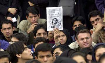 Επανεξετάζεται η καταδίκη σε θάνατο του Ιρανού ακαδημαϊκού που «αποκήρυξε» το Ισλάμ