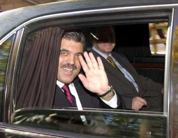 Τη νέα τουρκική κυβέρνηση παρουσίασε στον πρόεδρο της Τουρκίας ο Γκιουλ