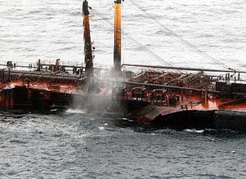 Κόπηκε στα δύο το δεξαμενόπλοιο Prestige, στις βορειοδυτικές ακτές της Ισπανίας