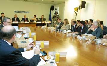 Ενίσχυση της ανταγωνιστικότητας χωρίς απορρύθμιση εργασιακών σχέσεων ζητά ο Κ.Σημίτης