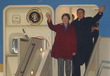 Στην Πράγα για τη Σύνοδο Κορυφής του ΝΑΤΟ ο Αμερικανός πρόεδρος