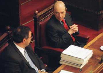 Έμφαση στις επενδύσεις και στη συγκράτηση των δαπανών δίνει ο προϋπολογισμός του 2003