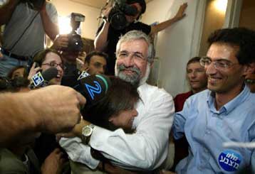 Στο δρόμο της «ειρήνης των γενναίων» καλεί ο Αραφάτ το νέο πρόεδρο των Εργατικών