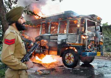 Τουλάχιστον 30 άτομα απανθρακώθηκαν έπειτα από πυρκαγιά σε λεωφορείο στην Ινδία
