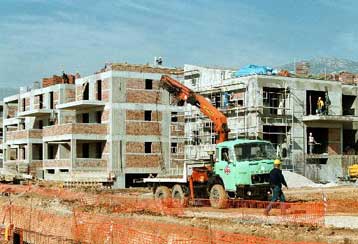 Το β εξάμηνο του 2005 θα παραδοθούν οι πρότυπες κατοικίες στο Ολυμπιακό Χωριό