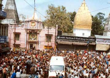 Δέκα νεκροί και 50 τραυματίες κατά την επίθεση ισλαμιστών σε ναό του ινδικού Κασμίρ